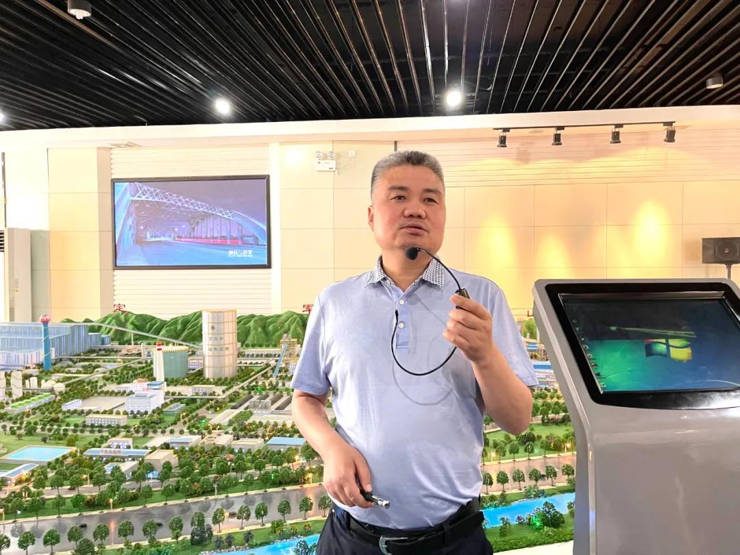 李书记 讲解333_副本.jpg